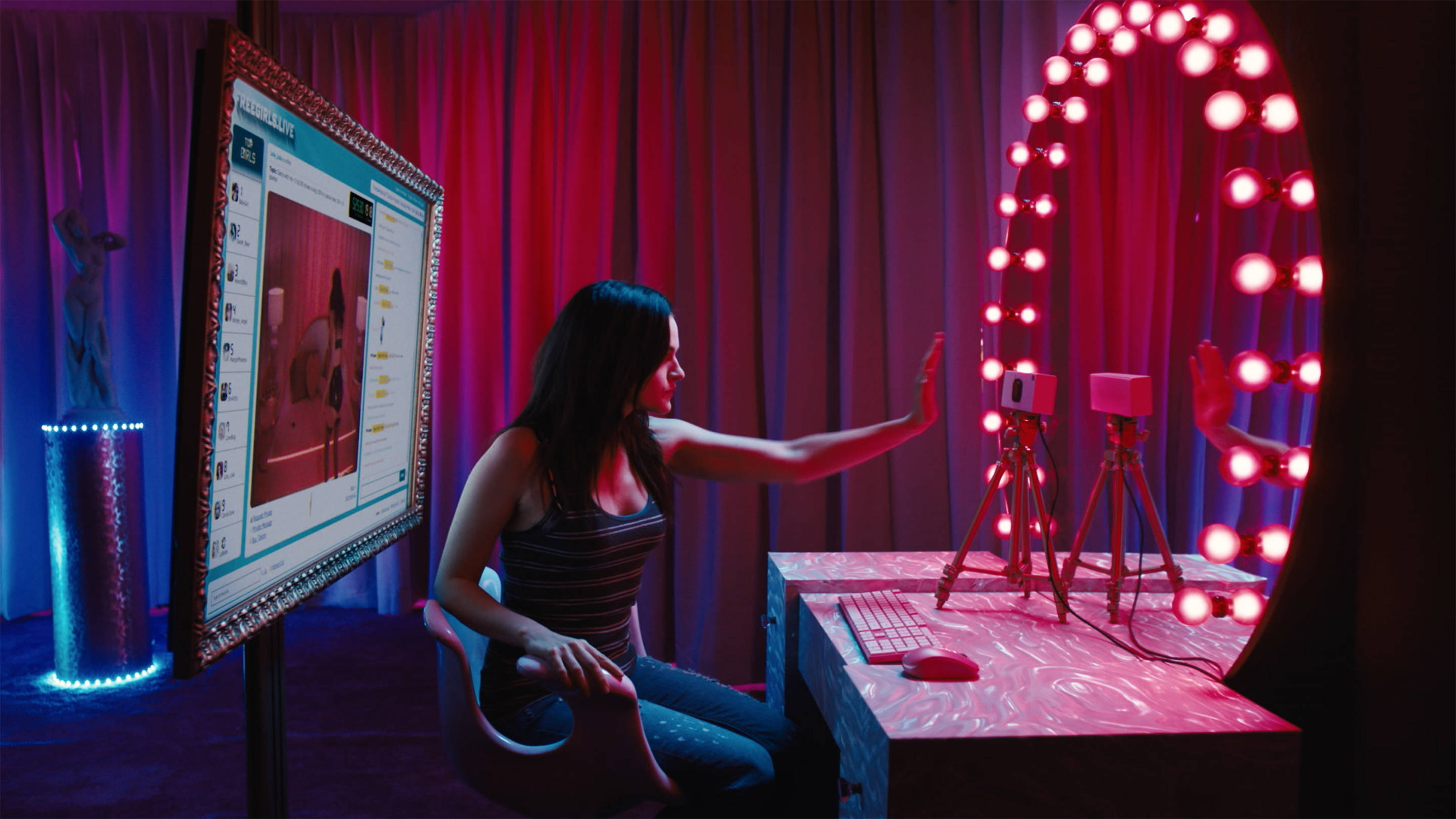 Madeline Brewer in Netflix's sex-worker film Cam