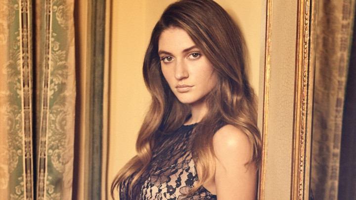 Enter the Palace With Playmate Elizabeth Elam